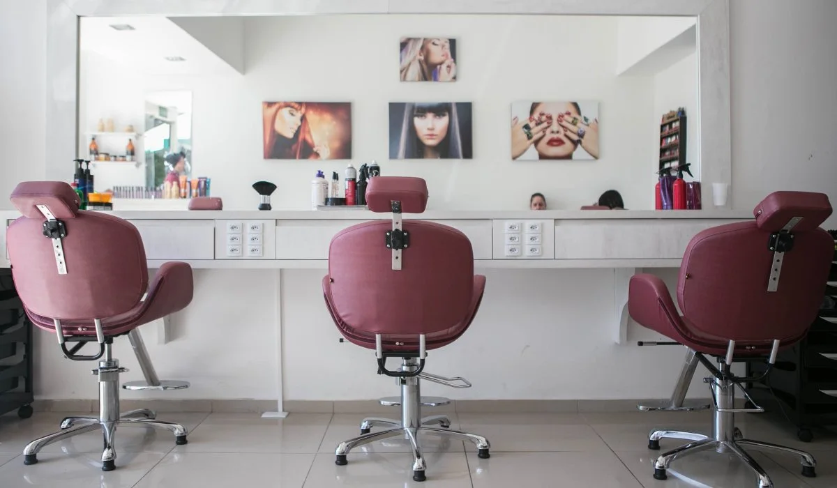 Interior de salão de beleza premium com poltronas e espelhos